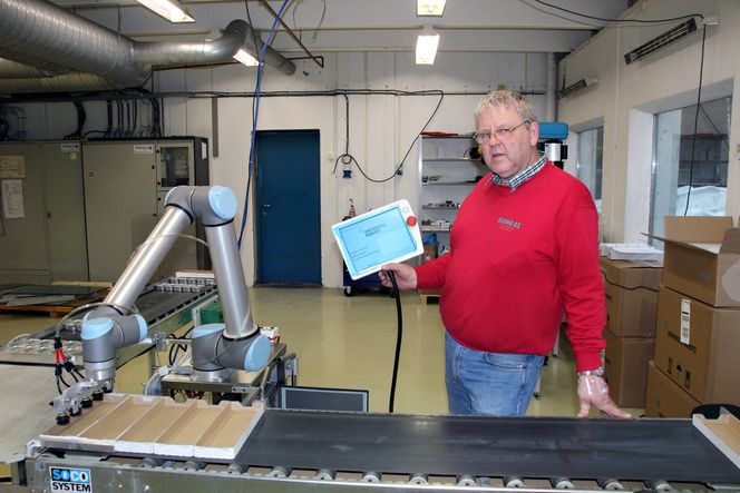 Prosjektleder Geir Dybdahl ved Buind Automasjon A/S i Hønefoss viser fram kompaktroboten fra Universal Robots, som de forhandler.