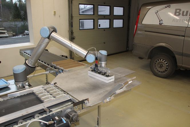 Universal Robots har modeller som egner seg til mange typer arbeidsoppgaver uten sikkerhetsgjerde, de er blant annet god til pakking og palletering.