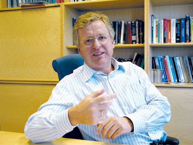 Professor Olav Egeland mener problemstillingen som det tyske prosjektet reiser er svært aktuell. Han kjenner til at det arbeides med en del løsninger som skal gjøre det enklere for mennesker og roboter å arbeide sammen.