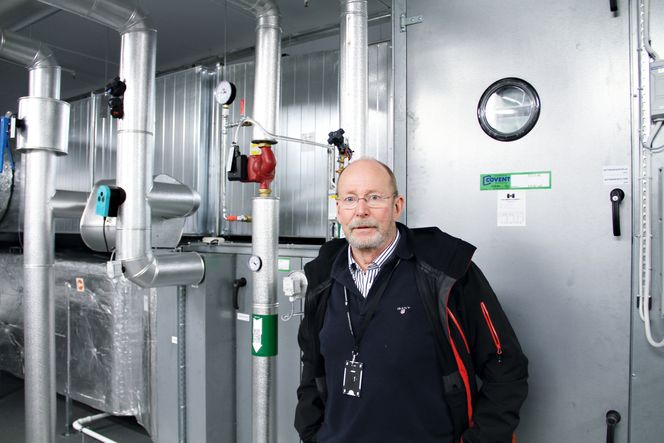 Prosjektleder Roar Grøtting i et av de tekniske rommene på Kuben videregående skole. Fortsatt er ikke alt på stell, men de groveste feilene er rettet.