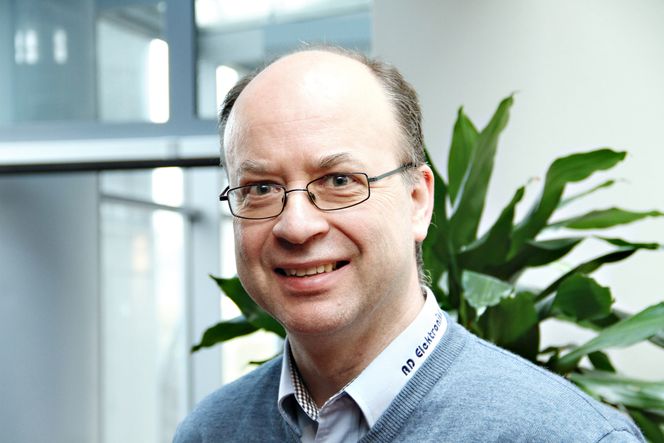 Kai Atle Myrvang, daglig leder i AD Elektronikk, ser at mange åpne standarder får proprietære tillegg som leverandørene bruker for å binde kunder.