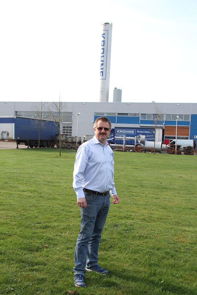 Johnny Østvang foran Krohnes 42 meter høye vanntårn for kalibrering. Dette tårnet ville det lokale feiervesenet ha inn i registeret over piper og feie fritt for sot.