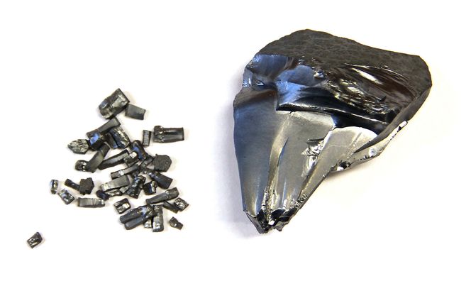 Silisium fra Dynatec-reaktoren (t.v.), til høyre silisium fra en Siemens-reaktor. 
Fra den første drysser det ut på egenhånd, fra Siemens-reaktoren må det hamres løs manuelt.