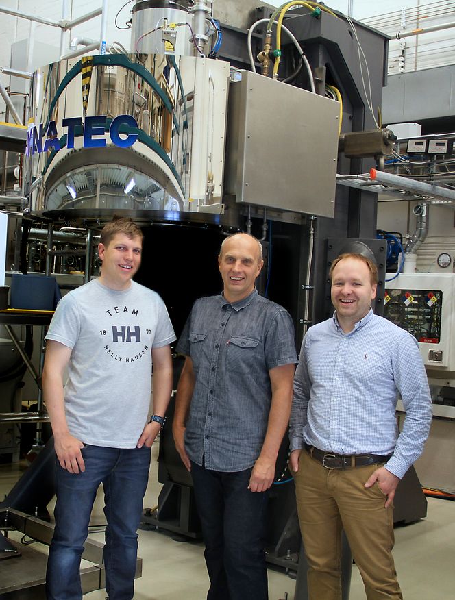 Sverre Sørensen (t.v.) har ledet arbeidet med å utvikle en helt ny, automatisert og rimeligere produksjon av silisium til solceller. Med seg hos IFE har han avdelingsingeniør Hallgeir Klette og til høyre i bildet Werner Filtvedt som både er forsker på IFE og som jobber i FoU-avdelingen til Dynatec.