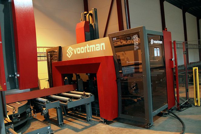 Her er første stasjon, der bjelkene kappes, bores og gjenges før de går videre til plasmakutteren.