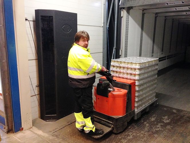 Når Coops distribusjonslager forsynes med nye produkter, kjøres hele pallen med varer gjennom en portal som leser av RFID-brikkene. Pallens ID registreres og knyttes opp mot bestillingene Coop har gjort i forkant.