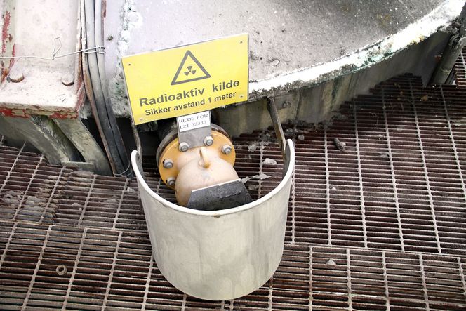 Sikkerheten i en prosess er helt avhengig av at instrumentene virker som de skal og at de er pålitelige, skriver Skatvedt. Det har Yara på Herøya tatt konsekvensene av. De har installert radiometrisk nivåmåling som står utenpå syretankene, dermed er driftssikkerheten økt i forhold til enklere flottørmålere som slet i det aggressive miljøet. Foto: Joachim Seehusen Bilde: Joachim Seehusen