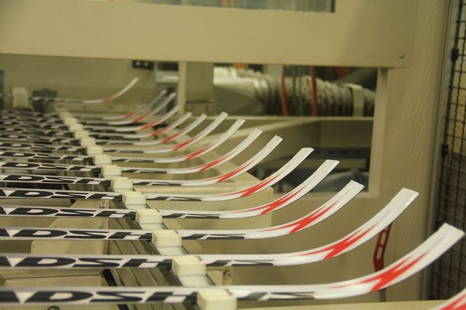 Nesten ferdige ski, på rekke og rad mens de venter på sluttbehandling på Madshus skifabrikk på Biri