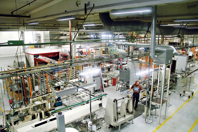 Produksjonslokalene til Madshus, på Biri. Her er det sterkt innslag av automatisering og robotisering. De senere årene har også digitaliseringen skutt fart.