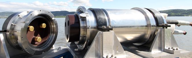 Han- og hun-delen av en Mecon Wetmate for 12kV/1800 A før sammenkobling – uten innfestingsstruktur eller andre mekaniske utvendige deler. Foto: GE Oil & Gas.
