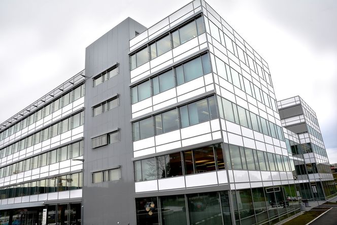 Ganske konvensjonell fasade hos Siemens, men innvendig er bygget proppfullt med avanserte, tekniske løsninger for lavt energiforbruk og godt arbeidsmiljø.