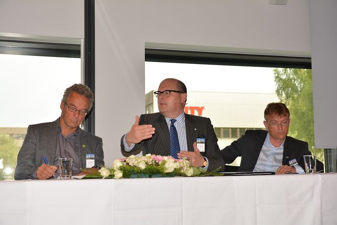 Deltagere i paneldebatten hos Schneider pekte på lave energipriser, stor andel vannkraft, begrenset kompetanse hos offentlige innkjøpere i mindre kommuner og redsel for feilinvesteringer som årsak til at Norge er ENØK-sinke. Her er Petter Haas Brubakk, direktør for næringspolitikk i NHO, flankert av politikerne Rasmus Hansson (t.v., MDG) og Odd Henriksen (H).