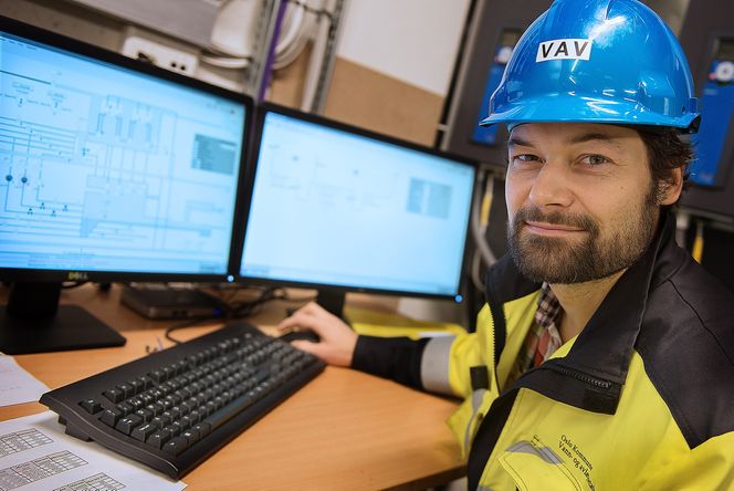– Med grått skjermbilde i normalsituasjonen blir kontrasten større når det skjer noe som krever handling fra operatør- feilsituasjoner vises blinkende og med farge, forklarer prosjekteringsleder Mads André Larsen i Oslo kommune med styresystemet til Midgardsormen. På denne måten ivaretas sikkerheten til fargeblinde.