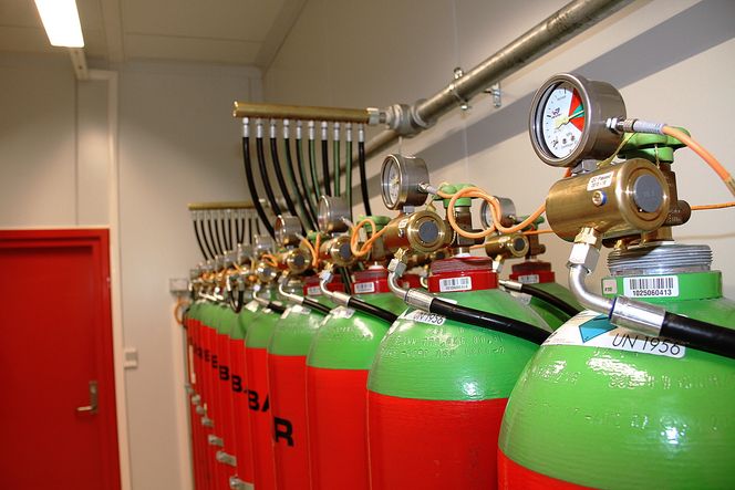 Brannslokking skjer ved hjelp av inergen, en blanding av Nitrogen (52%) Argon (40%) og CO2 (8%). Inert luft er et alternativ, men kravene til tetthet i bygget taler mot en slik løsning.