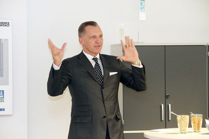 Andreas Rossa, visepresident i Phoenix Contact, diplomingeniør og diplomfysiker, skryter av norske ingeniører og sier de ligger helt i tet.