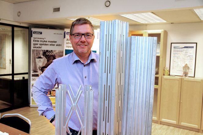 Administrerende direktør Gunnar Bendigtsen med tre stadier, til høyre er profilen som er råmaterialet, i midten er en ferdig frest profil og til venstre en som er strukket ut og blitt til en gitterrørsmast.