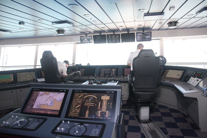 Det er ikke så mye papirkart igjen på brua på Anthem of the Seas.