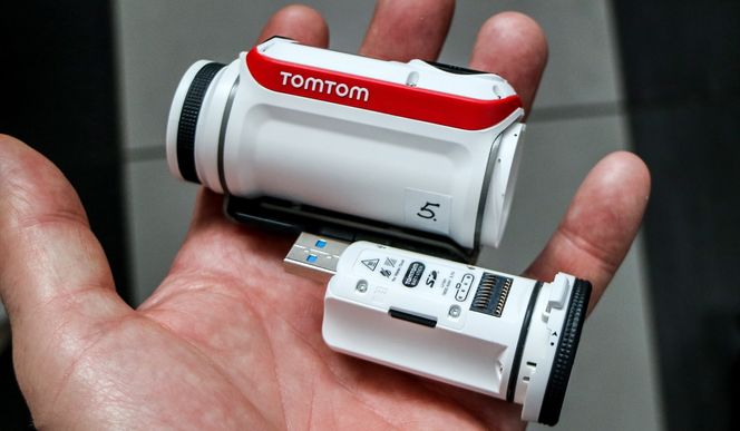 Modulært: Batteriet på hele 1,9 Ah kan tas ut og lades med USB-kontakten direkte i en PC uten ledninger. Minnet, i form av et microSD-kort, sitter også i batterimodulen og kan overføre data rett til PC-en mens strømmen kommer andre veien.