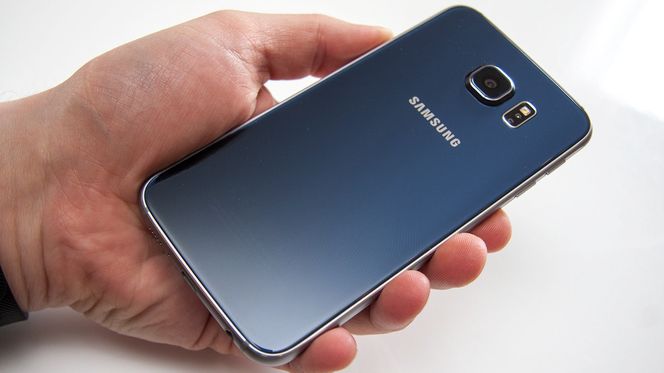 Fargen på glassplatene på telefonen endrer seg noe avhengig av hvordan lyset treffer den.