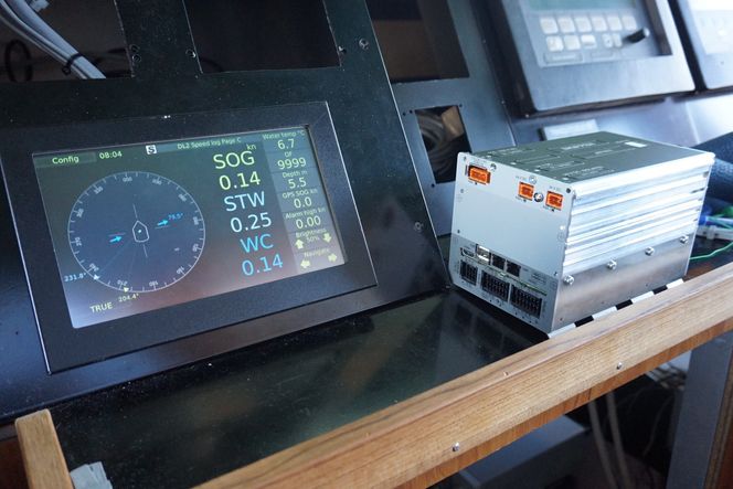 Sensorene som sender data opp på brua er montert under skroget rett bak baugen. Deler av elektronikken sitter i sensorene. Data går i kabler til en boks, og derfra brukes vanlig LAN-kabel for integrasjon med annet utstyr.