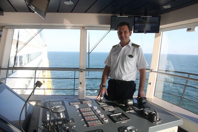 Kaptein Claus Andersen om bord på Anthem of the Seas. RCCLs nestsjef Adam Goldstein håper det blir flere norske kapteiner tilgjengelig som følge av offshorenedgang.