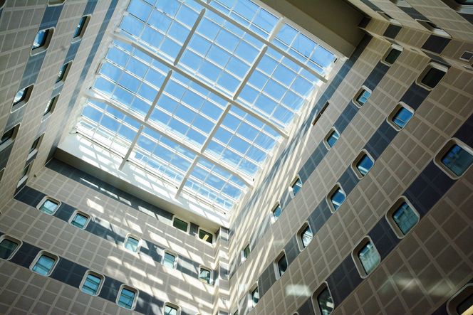 Riggen er utstyrt med to store atrium, for å sørge for dagslys til lugarene, som det er krav til på norsk sokkel.