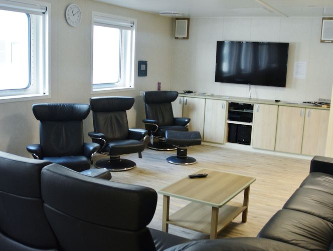 Boligriggen er utstyrt med flere rekreasjonsrom, med blant annet TV, dataspill, dart, og foosballbord.