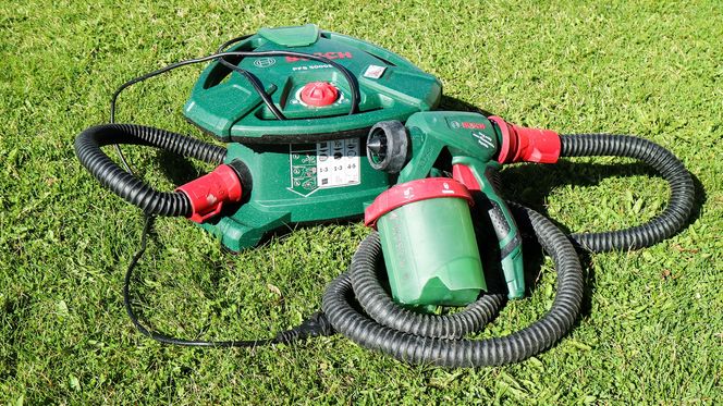 Bosch kraftigste malesprøyte, PFS 5000 E, er enkle saker, men du verden så effektiv. Den består av en kraftig luftvifte som leverer luftstrømmen til en malepistol. Luftstrømmen trekker opp malingen fra beholderen og forstøver deg gjennom dysa. Vifta er utformet som en trommel som gjør at slangen og stømledningen kan vikles rundt og låses fast.