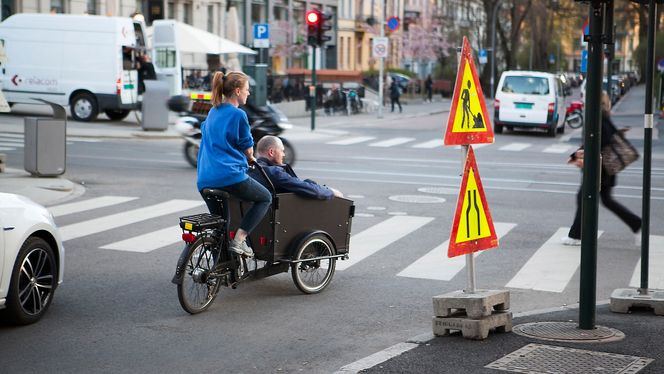 Bytrafikken har vært en utfordring for paret. De må sykle midt mellom trikkeskinnene for å unngå at bakhjulet går ned i sporet.