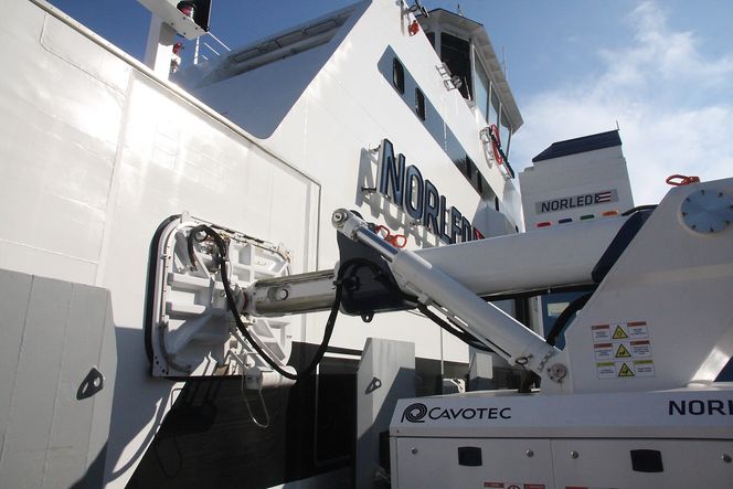 Sugd fast. Vakumfortøyingen sørger for at Ampere ligger til ro ved kai uten  å bruke motorkraft.