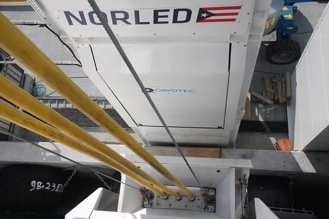 Ladepluggen er koblet til Ampere. Norled sliter med å få nok kraft overført til skipets batterier i løpet av den 10 minutter lange tida til kai i hver ende.