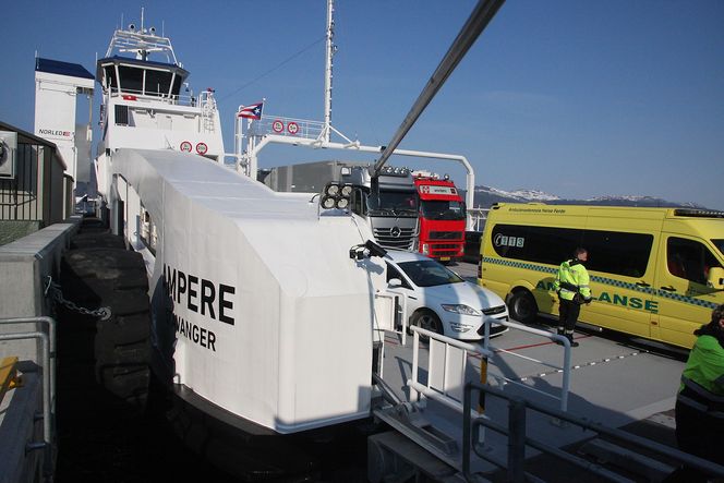 Ampere har ni minutter til lading mens dekket tømems og nye biler kjører på. Foto: Tore Stensvold