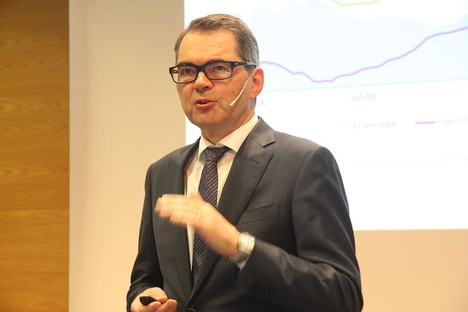 Bilindustrien presser ned vekten med mer aluminium i stedet for stål, til glede for Hydro og konsernsjef Svein Richard Brandtzæg.