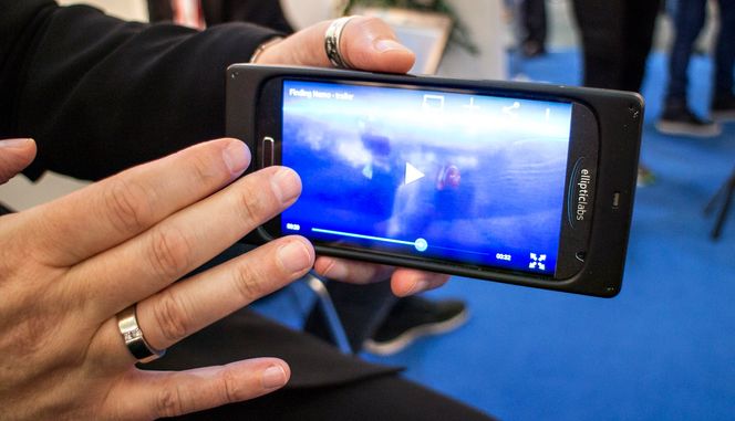 Uten berøring: I stedet for å berøre skjermen­ benytter Elliptic Labs ultralyd som forteller hvor hånden er, slik at brukeren kan styre skjermen uten berøring. foto: Odd R. Valmot