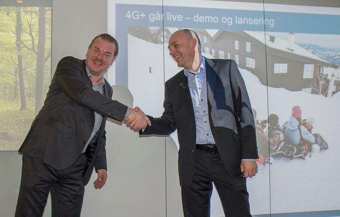 Gratulerer med plussdagen: teknologidirektør Magnus Zetterberg og leder for Telenors mobildivisjon, Bjørn Ivar Moen i Telenor Norge har en god dag på jobben. I dag skrur de på superfart i over 200 kommuner.