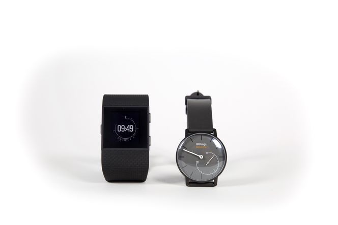 Surge sammen med et annet produkt litt i samme kategori. Withings Activité ser mer ut som et vanlig armbåndsur, men har aktivitetsmåler innebygd og varer i åtte måneder på batteri.