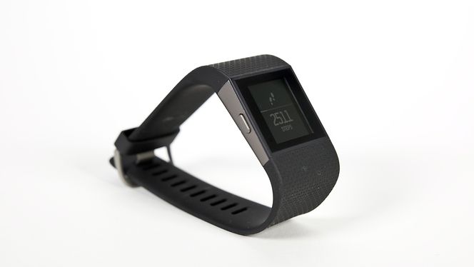 Skjermen er fint lesbar i dagslys, og har baklys som skrur seg på når det er mørkt.