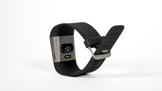 Pulsmålingen gjøres ved hjelp av to grønne lysdioder på baksiden.