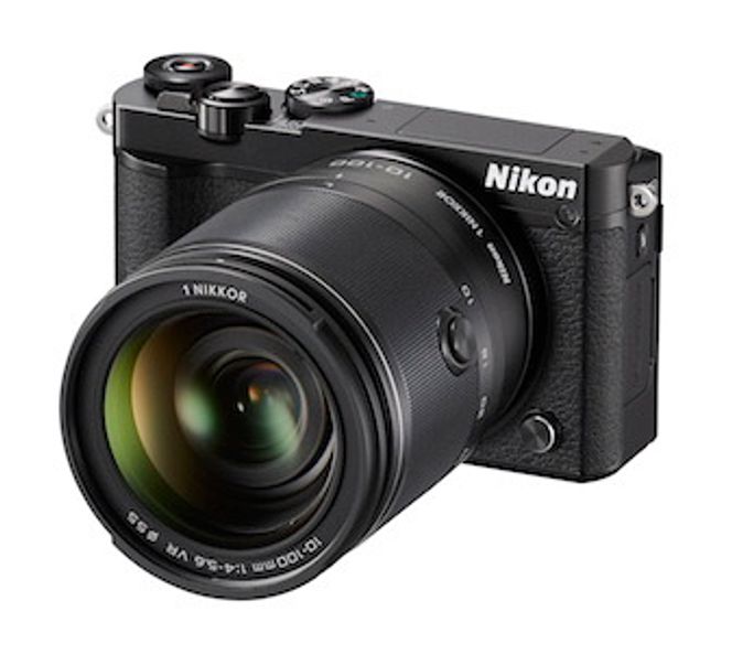 Tøffeste modell: Nikon 1 J5 i helsort med det største objektivet som zoomer fra 10 til 100 mm.