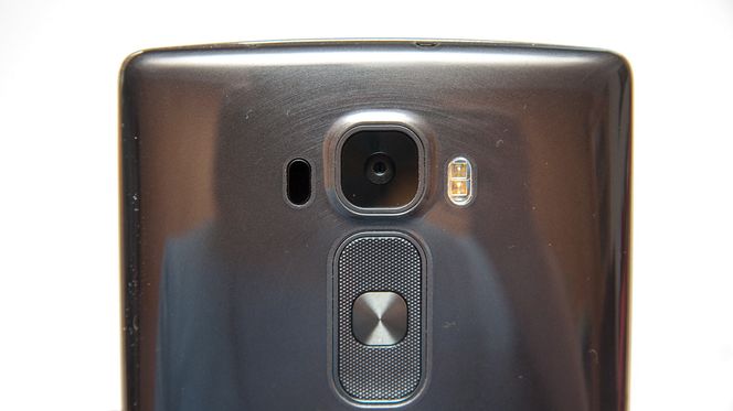 Kameraet på baksiden har 13 megapiksler, optisk bildestabilisator og infrarød laserfokus.