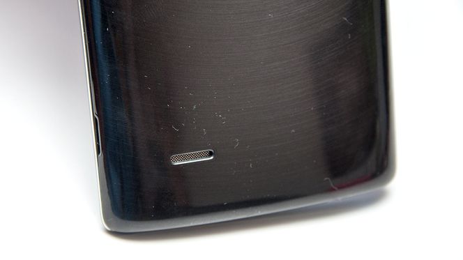 Telefonens ene høyttaler spiller forsåvidt høyt nok, men sitter på baksiden.