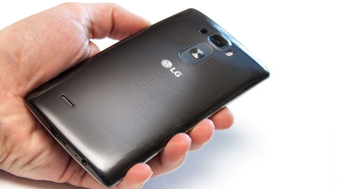 Bakdekselet er glossy, og kan plukkes av. Da kan du sette inn SIM og minnekort, men ikke skifte batteri.