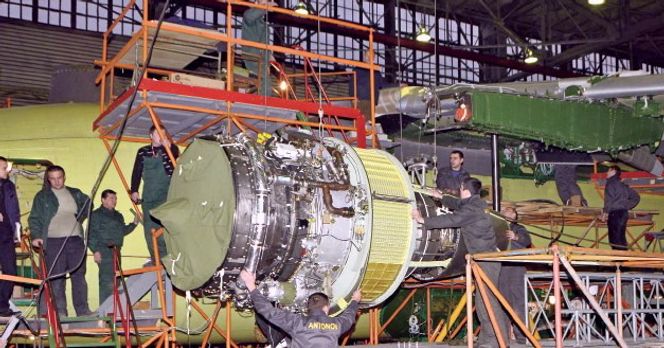 Progress D-436-motorene i ferd med å hektes under vingene på An-178-prototypen.
