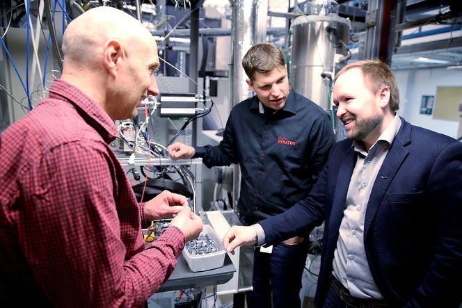 Prosjektleder Hallgeir Klette ved Institutt for Energiteknikk (t.v.) viser frem silisiumet fra den nye reaktoren til forskningsleder Werner Filtvedt fra Dynatec. Insituttet og selskapet samarbeider om det de håper skal revolusjonere solcelleindustrien. Prosjektingeniør Sverre Sørensen i Dynatec i bakgrunnen.