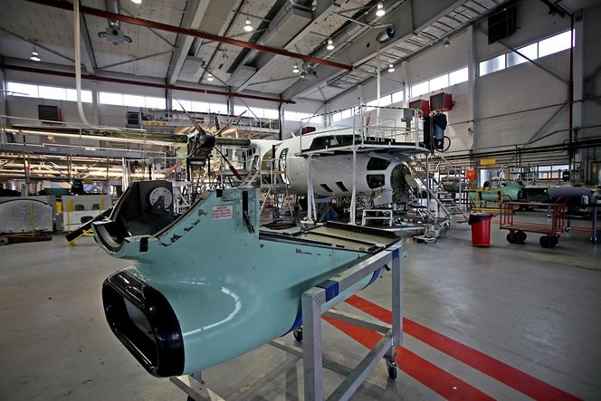 Levetidsforlengelsen av 16 DHC-8-fly har skjedd her i Widerøe-hangaren i Bodø, ikke hos Bombardier i Canada. Luftfartsmyndighetene i Canada og Europa (Transport Canada og Easa) utstedte ny typesertifisering i april/mai 2012.