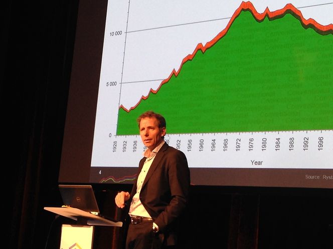 Jarand Rystad mener norsk subsea-bransje må ha is i magen. Analyseselskapets kurver peker oppover i 2017 og 2018.