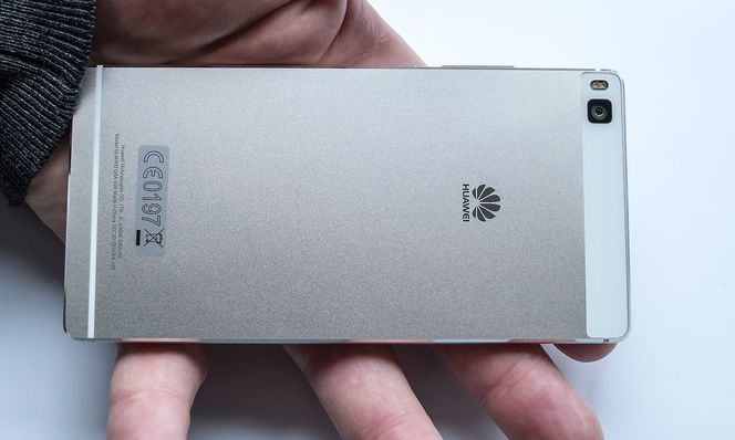 Metall: Huawei P8 er frest ut av aluminiumslegering. Selskapet hevder å løst utfordringene med antenner og metall. Sen hvite stripen i bånn og det hvite partiet rundt kameraet er nedre og øvre antenne som til sammen skal gi svært gode egenskaper i alle bånd.
