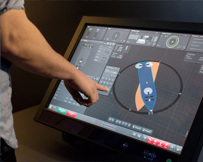 Applikasjonen Icon DP brukes til å holde skipet i samme posisjon - dynamisk posisjonering. Det er en viktig del av konseptet Unified Bridge.