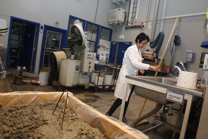 Nodar Al-Manasir er forskningsleder for tilsetningsstoffer og leder Mapeis innsats for Lavkarbonsement-prosjektet. Her er hun i rommet der betongtesting foregår.