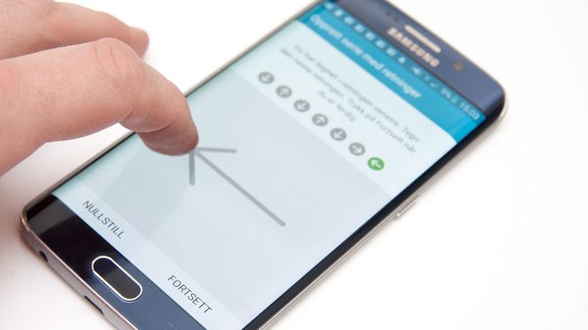 Du kan låse opp telefonen ved å tegne streker på skjermen. Denne opplåsningsmetoden er kjapp, og det spiller ingen rolle hvor på skjermen du plotter strekene inn.